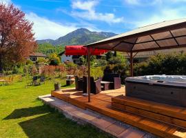 Chiemgauferienwohnungen - Wanderlust und Alpenrose – hotel w mieście Unterwössen