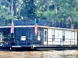 Quaint Lakefront Cabin Incredible for Water and Outdoor Adventures in Texas