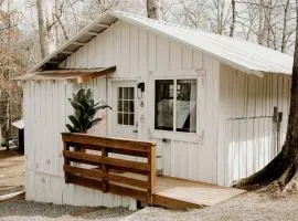 Incomparable Charm: Find Your Peaceful Haven in Tracy City's Most Unique Cabin