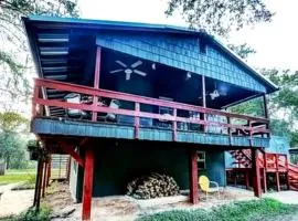 Lakefront Family Cabin with Jacuzzi, Fire Pit and Yard in Texas