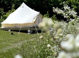 Romantic Stargazing Retreat: Bell Tent for Couples in Michigan's Dream Destination – hotel w mieście Boyne Falls