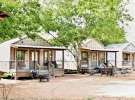 Ideal Glamping Getaway - Luxurious Tented Cabin by the Geronimo Creek in Seguin, Texas