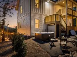 Big Elegant Cabin with Jacuzzi and Equipped Deck in Georgia