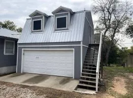 Riverside Cozy Haven: Pet-Friendly Cabin on the Colorado River, Bastrop, Texas