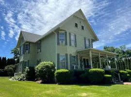 Incredible Cottage with Hot-tub in Penn Yan, New York