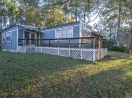 Riverfront Cottage with Fire Pit and Cozy Interior Perfect for Groups in Texas