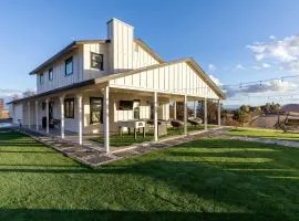 Heavenly Vacation Retreat with Sweeping Vineyard Views near Paso Robles Wineries in California