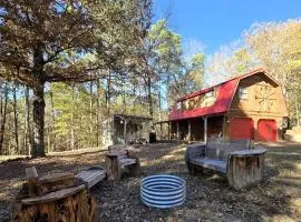 Charming Barn Retreat Surrounded by Nature Near Lake O the Pines in Texas