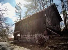 Originality Unleashed: Pet-Friendly Cabin Retreat for Family Fun in Tracy City