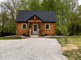 Remarkable Cabin with Fire Pit and Jacuzzi in Indiana