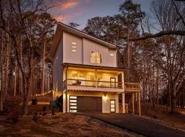 Spectacular Cottage with Hot-tub and Private Cinema in Chickamauga, Georgia