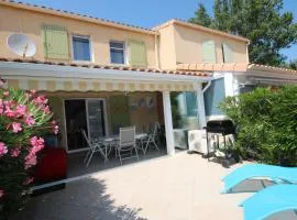 Jolie maison de vacances climatisée, WIFI, 2 chambres terrasse parking privatif plein sud dans résidence sécurisée avec piscine commune 800 m de la mer LRCS138