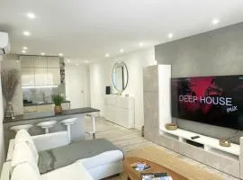 Luxurious 3Bedroom 2 BATH 110 m Apartment Adjoining Hotel Martinez Beachfront