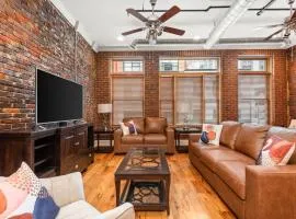 The Johnny Cash Dual Condos Downtown at Printer's Alley & Steps to Broadway