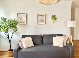 Modern 2 Bedroom Apartment with Free Parking