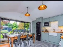 1 bed apt Sleeps 2 Oswestry Parking Garden