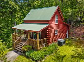 Secluded Cabin with Hot Tub15 min to Pigeon Forge, khách sạn ở Pigeon Forge