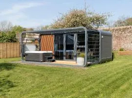 Glamping Pod with Hot Tub in Orchard