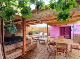 Chalet Caraibes Spa Privatif Les Belles Ouvrières、Clermont-Créansのホテル