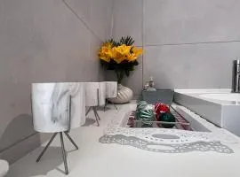Specious ensuit room