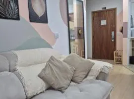 Flat completo e bem localizado em Alphaville com garagem e Alexa