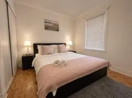 Toronto DownTown Stylish Queen Suite Private Bath Walk to Ossington Subway