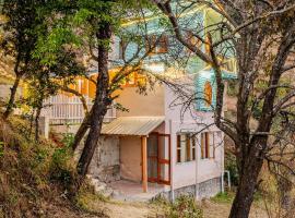 Cabin by The Woods - Mukteshwar - Authentic Forest Stay, hotel a Mukteshwar