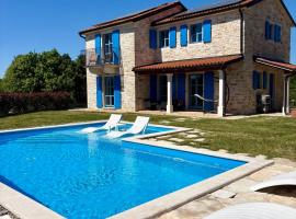 Villa Francesca with Private Pool & Designer Interior – hotel w mieście Kaštel