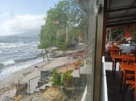 Miraflores Beach Lodge
