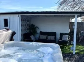Southern Comfort - Hot tub - Modern - Relaxing