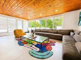 01 Pop Art 4BR Home Bungalow Sleeps 10