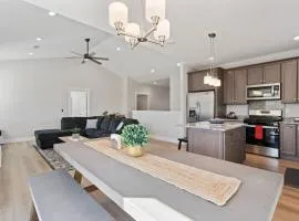 Chuk Chuk Moose - Ideal Beach Access, Bunk room, Hot Tub, Game Room
