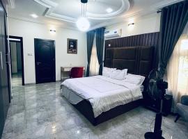 3 Bedroom duplex, hotel di Mama