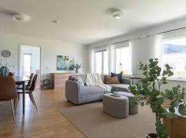 Comfortable Sunny 2 Bedroom Home with Workspace