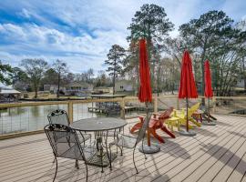 Private Hot Tub & Dock! Lakefront Log Cabin Oasis, hotel en Onalaska