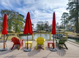 Private Hot Tub & Dock! Lakefront Log Cabin Oasis, hotel sa Onalaska