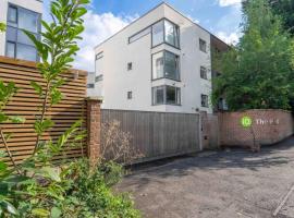 For Students Only - Accommodations at The Pad Egham 15 Min Walk to City Centre, hotel em Egham
