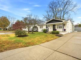 Stylish 3BR Expo Hub 8m Away 12m to Downtown Louisville, hotel di Louisville