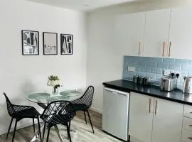 Stylish City Centre 1-Bed 5 Min Walk to Station
