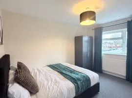 Stylish En-Suite Room 5 Mins from City Hospital