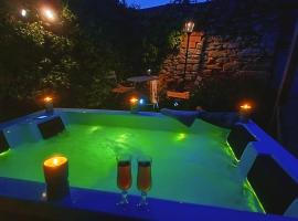 Séjour bien être avec spa privatif dans un presbytère de charme près de la Cité de Carcassonne et du Canal du Midi, Hotel in Pexiora