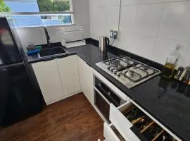 Apartamento con gran balcón frente a parque