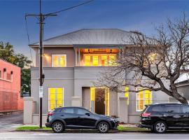Wow! Luxury, City Fringe, 3BR, Garage, 2 mins Oval, hotel i North Adelaide