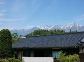Private Traditional Japanese House with Alps View 一棟貸し古民家宿 nagare