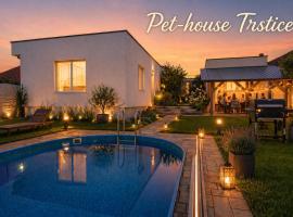 Trstice में, होटल Pet-house
