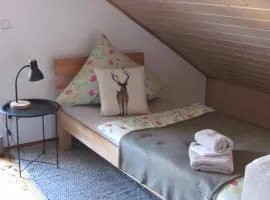 #4 Offenes Galeriezimmer mit 2 Betten ,Balkon, Gemeinschaftsbad, Airport nah,freies W-Lan