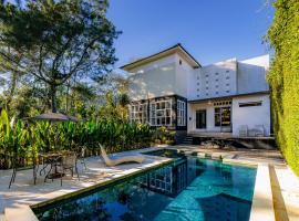 The Lavana Signature Villa Herrera Puncak, hotel di Puncak