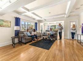 Long Beach 2BR and 1BA Charming Condo Near Alamitos Beach, Marina, Cafes & Shops, hotel a Long Beach