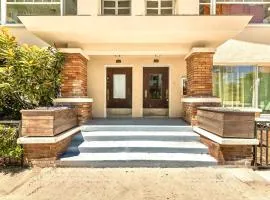 Long Beach 2BR and 1BA Charming Condo Near Alamitos Beach, Marina, Cafes & Shops