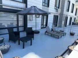 Boulevard terrace apartment